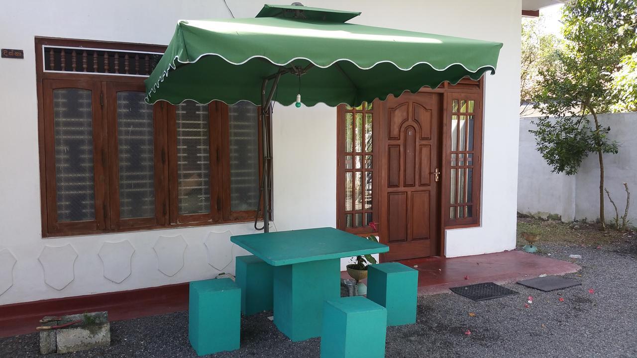 Hotel Desitha Family House Mirissa Esterno foto